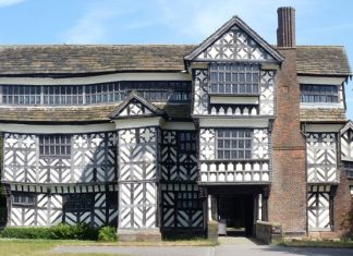 Little Moreton Hall : une symphonie charmante de cadres en bois