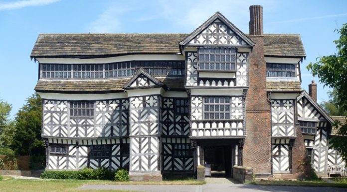 Little Moreton Hall : une symphonie charmante de cadres en bois